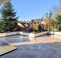 ++ Raumriese in idyllischer Lage mit Riesenterrasse und neuer Einbauküche ++ - Friedrichsdorf