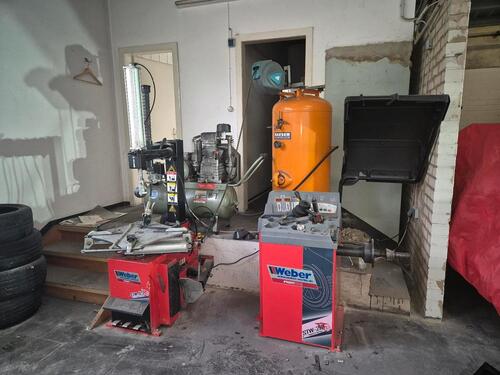 Foto - Hallenstellplatz mit Hebebühnennutzung