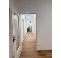 Kernsanierte 4-Zimmer-Wohnung (85 m*) mit großzügigem Spitzboden - Oberhausen Alsfeld