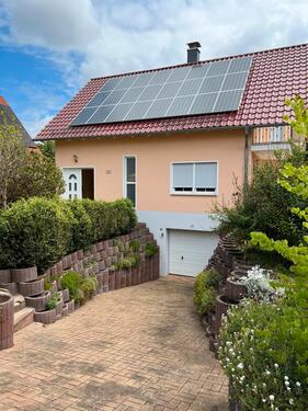 Foto - Einfamilienhaus mit ebenerdigem Grundstück und Photovoltaikanlage