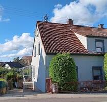 Gepflegtes Wohnhaus in ruhiger Hanglage mit Garagen u. Stellplatz - Sinsheim