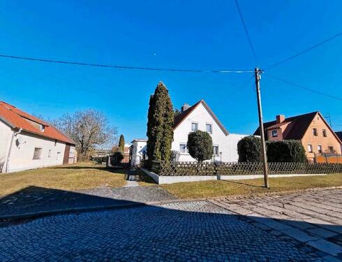 Foto - Haus mit Grundstück und Nebengelassen