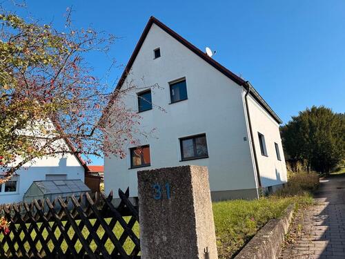 Foto - Freistehendes Einfamilienhaus mit Nebengebäude und Garage