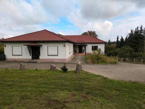 Foto - Massives MFH mit Büro, Solar & 5 Garagen – 3.344 m² Grund