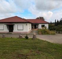 Massives MFH mit Büro, Solar & 5 Garagen – 3.344 m² Grund - Hettstedt