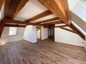 Foto - Schöne 3-Zimmer-Dachgeschosswohnung mit sichtbaren Holzbalken