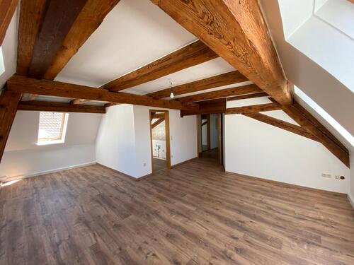 Foto - Schöne 3-Zimmer-Dachgeschosswohnung mit sichtbaren Holzbalken