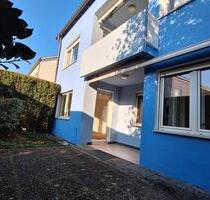 Echtholzparkett trifft 60er-Jahre Charme: Sonnige Wohnung mit Balkon und Terrasse - Ludwigsburg