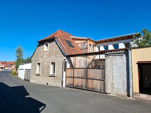 Foto - Sorgsam saniertes Haus in Albertshofen und Ackerland