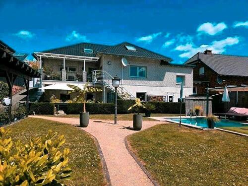 Foto - Mehrgenerationen- oder Mehfamilienhaus mit Pool und Weitblick