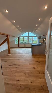 Foto - Großzügige, helle 3-Zimmer-Dachgeschosswohnung (78 m²) mit EBK