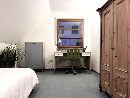 Foto - möbliertes Zimmer an Wochenendheimfahrerin