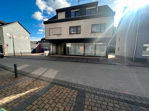 Foto - Gewerbefläche mit großer Fensterfront