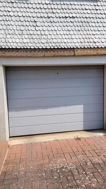 Foto - Stellplatz Garage Pkw mit elektronischen Sektionaltor