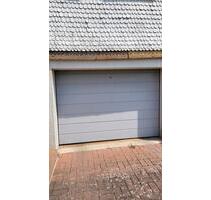 Stellplatz Garage Pkw mit elektronischen Sektionaltor - Kirchheim