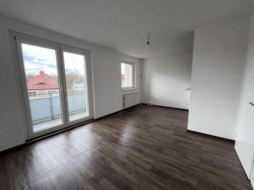 Foto - Helle 3-RW - Wohnzimmer mit offener Küche - Balkon - Bad mit Wanne - Aufzug - PKW-Stellplatz