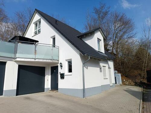 Foto - Freistehendes Einfamilienhaus mit Grundstück und Garage