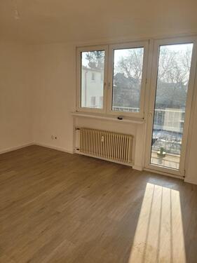 Foto - 1ZW WOHNUNG BALKON WANNENBAD KÜCHE NEU RENOVIERT ALLE ZIMMER TAGESLICHT TOPLAGE AM WILHELMSPLATZ FUSSLÄUFIG S BAHN ALDI REWE FUSSGÄNGERZONE BLEICHSTR 51