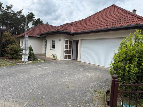 Foto - Großzügiger Bungalow mit Einliegerwohnung, Pool und Doppelgarage