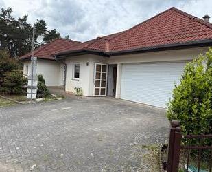 Großzügiger Bungalow mit Einliegerwohnung, Pool und Doppelgarage - Neuhausen/Spree