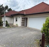 Großzügiger Bungalow mit Einliegerwohnung, Pool und Doppelgarage - Neuhausen/Spree