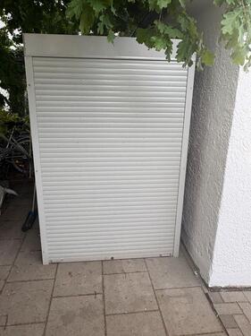 Foto - Sichere Motorradgarage mit Einrast-Schlitten & Stromanschluss