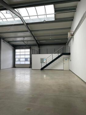 Foto - Repräsentative vollisolierte Gewerbehalle mit Lagerfläche