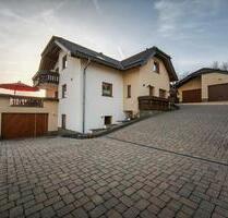 Großzügiges Zweifamilienhaus in ruhiger Ortsrandlage - Mehren