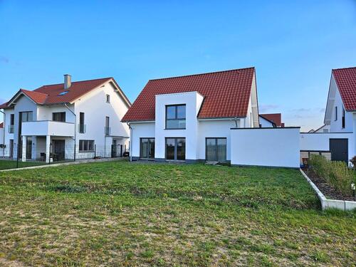 Foto - Neues, exklusives Einfamilienhaus mit Blick ins Grüne