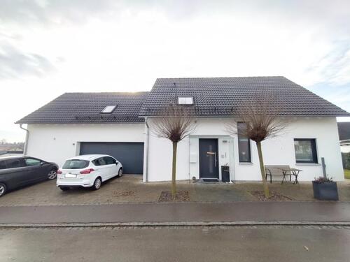 Foto - Modernes freistehendes Haus mit Einliegerwohnung und PV-Anlage