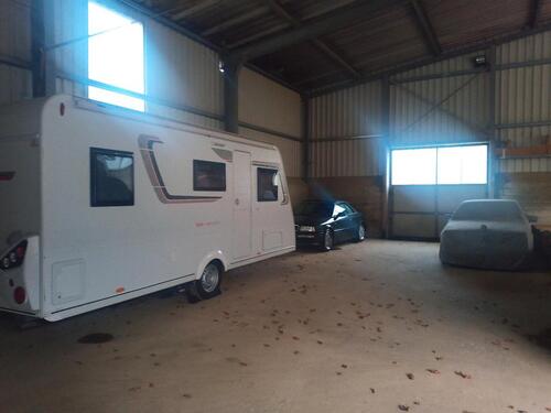 Foto - Stellplatz PKW Wohnwagen Oldtimer Motorrad Anhänger uvm