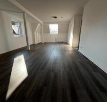 Helle 2ZKB im DG mit Balkon – frisch renoviert in Haste - Osnabrück Eversburg