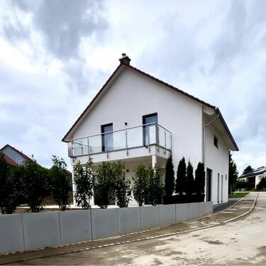 Foto - Modernes EFH mit großzügigem Grundstück, Garage, Kamin, etc.