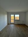 Foto - WOHLFÜHLOASE MIT BLICK INS GRÜNE – 3 Zimmer, Balkon & EBK