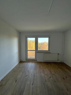 Foto - WOHLFÜHLOASE MIT BLICK INS GRÜNE – 3 Zimmer, Balkon & EBK