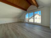 Foto - Helle 3-Zi.-DG-Wohnung mit Balkon, Klimaanlage & EBK