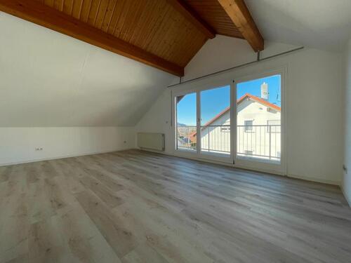 Foto - Helle 3-Zi.-DG-Wohnung mit Balkon, Klimaanlage & EBK
