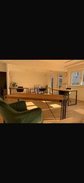 Foto - Schreibtisch in kreativem Umfeld