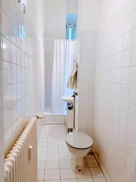 Foto - 2-Zi-Altbau 70,72 m², renoviert & möbliert, bezugsfrei, privat