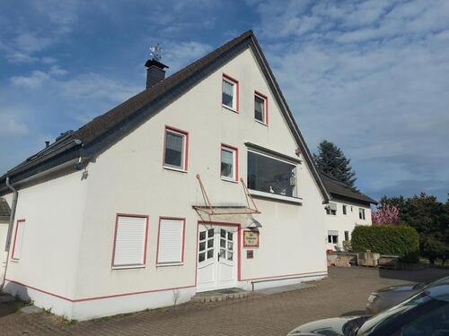 Foto - Einfamilienhaus · 180 qm · m. Sout. WHG in Lev.-Berg. Neukirchen