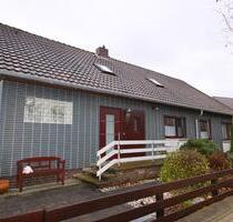 Stadtnah - 3,5 Zi.-Dachgeschosswohnung mit Gartenanteil im Zweifamilienhaus - Gifhorn