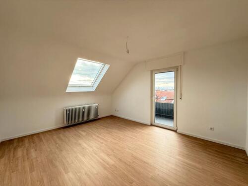 Foto - Auf der oberen Ebene des Wohnens – 2 Zimmer Dachgeschosswohnung mit Balkon und Garage