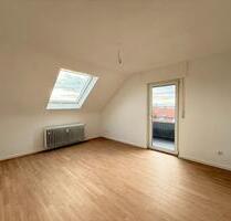 Auf der oberen Ebene des Wohnens – 2 Zimmer Dachgeschosswohnung mit Balkon und Garage - Eggenstein-Leopoldshafen