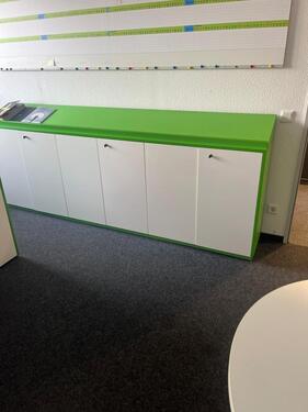 Foto - 3 Sideboards Büroschränke – weiß & grün verkleidet – mit Ablage
