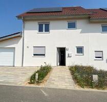 Erstbezug - moderne DH Hälfte mit PV Anlage, Wallbox, Wärmepumpe - Möckmühl