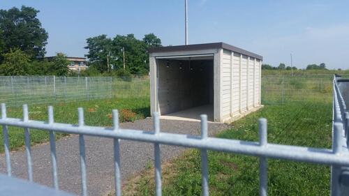 Foto - Hohe Garage mit abgeschlossenem Grundstück 250m² zu vermieten