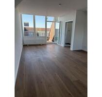 Ab sofort bezugsfrei: Frisch sanierte 2-Zimmer-Dachgeschosswohnung in Reinickendorf - Berlin