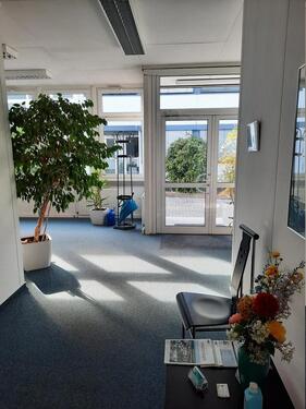 Foto - Schicker Büro-Bungalow (ca. 250qm) zu vermieten !!! + 6 Stellpl.