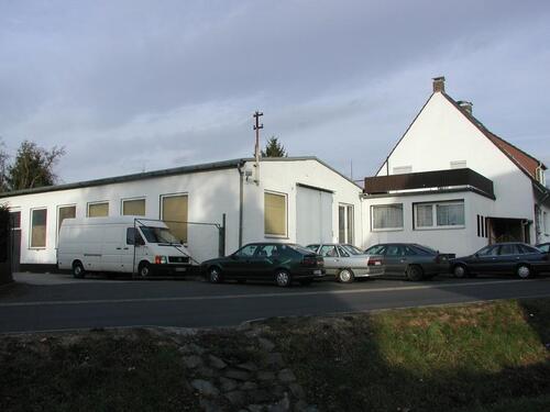 Foto - Lagerhalle mit Büroräumen und Parkplätzen