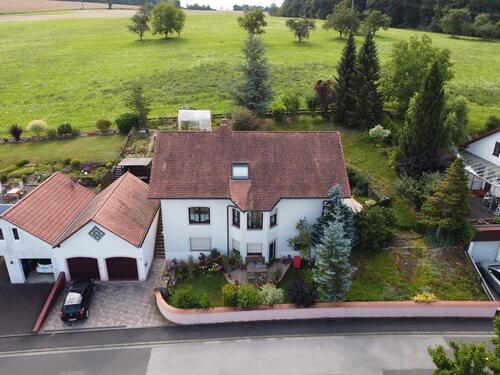 Foto - Großes Einfamilienhaus mit Einliegerwohnung in ÜchtelhausenZell